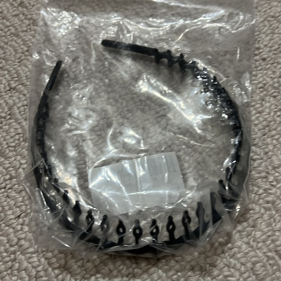 NWT - plastic claw clip and headband set in black. - Picture 2 of 6